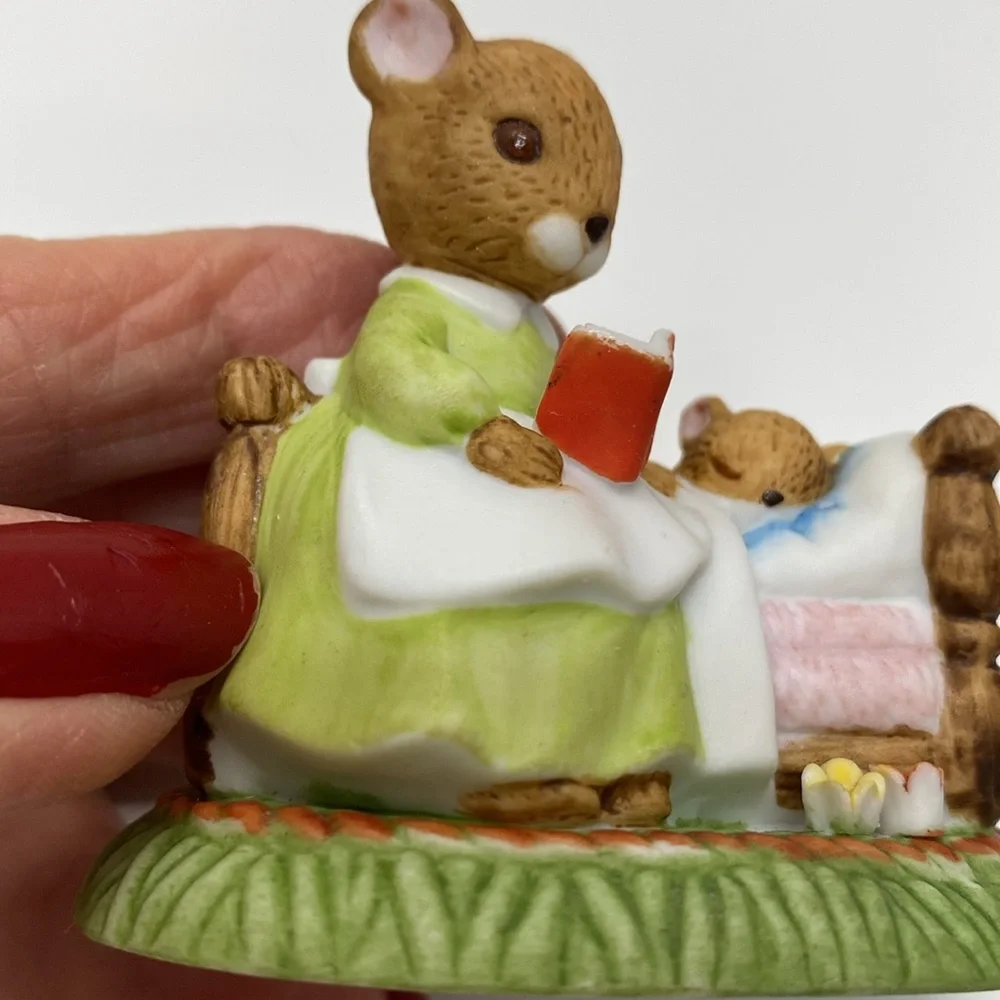 Enesco Vintage Mother Mouse Reading Bedtime Story To Baby Mouse 1976 E-8716 Deco